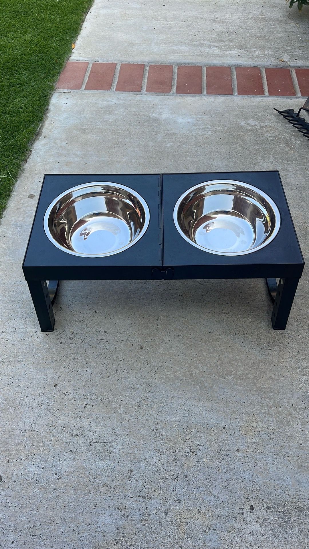 Adjustable elevated dog bowls