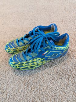 Size 13.5 little kids soccer cleats