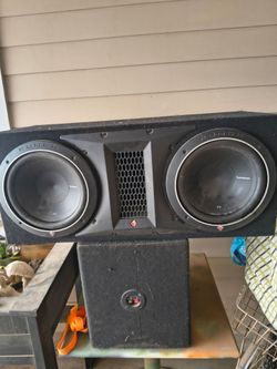 Pair of Rockford fosgate 10 inch subwoofersp1 with kicker amp