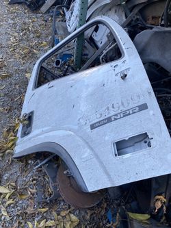 Puertas En Buenas Condiciones Asi Como Están En Las Fotos Para Isuzu NPR 2008 Al 2020  $350 K Cada Una  Se Venden Asi Como Están En Las Fotos 