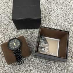 LIKE NEW BLACK & GOLD MICHAEL KORS WATCH 