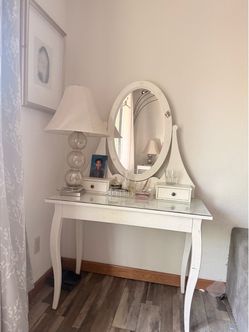 Makeup vanity