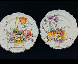 Italian Renaissance Majolica Hand Painted Decorative Plates Set of 2 Signed 9.5”.