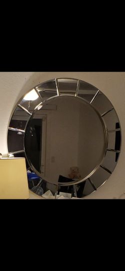 Round Elegant Wall Mirror