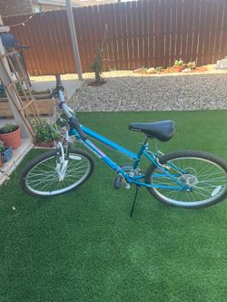 Roadmaster Granite Peak 24-inch mountain blue bike in turquoise with a suspension fork.