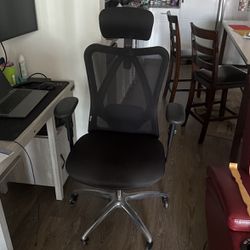 Swivel Home Office Chair - Super Comfy. 