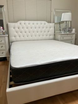 Queen White Tufted Upholstered Bed Frame with mattress