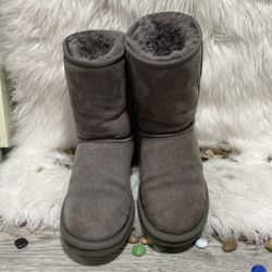 UGG Classic II Genuine Shearling Lined Short Boot size 8