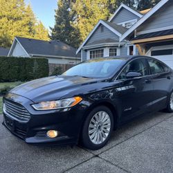 2014 Ford Fusion SE Hybrid Sedan • 116,000 miles • Clean title • Hybrid – up to 45 MPG • Heated leather seats • Sunroof • Backup camera • Good tires •