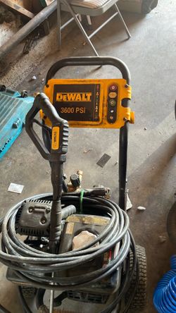 Dealt 3600 power washer