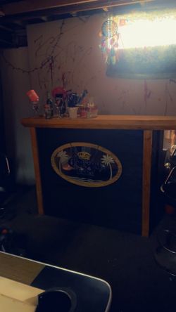 Beautiful bar/ 2 bar stools