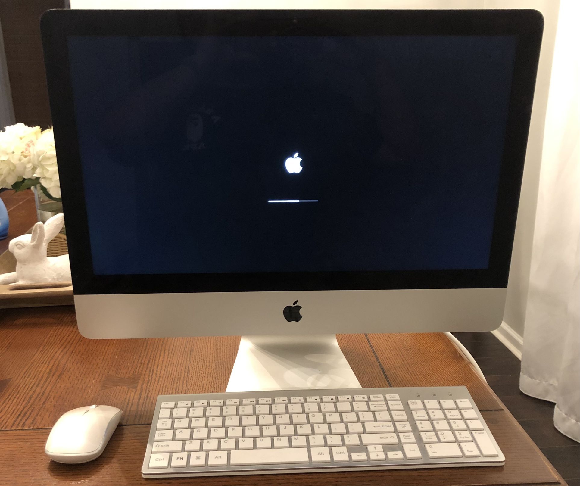 Apple 21.5" iMac Desktop Computer, 2019 Model Intel Core i5-7360U,