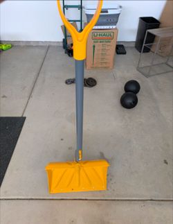 Poly Blade with D-Handle Snow Shovel