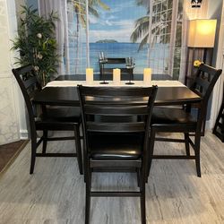 Beautiful Height Dining Set Good Condition!! Table With Storage and 4 Chairs! I can Deliver.