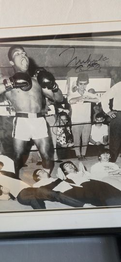 Photo signed by Muhammad Ali and the Beatles with certificate of authenticity. The film is by Muhammad Ali.