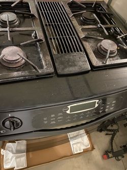 Jenn-Air Gas Stove with oven. Don’t ask if it’s available . If it’s up, it’s available .