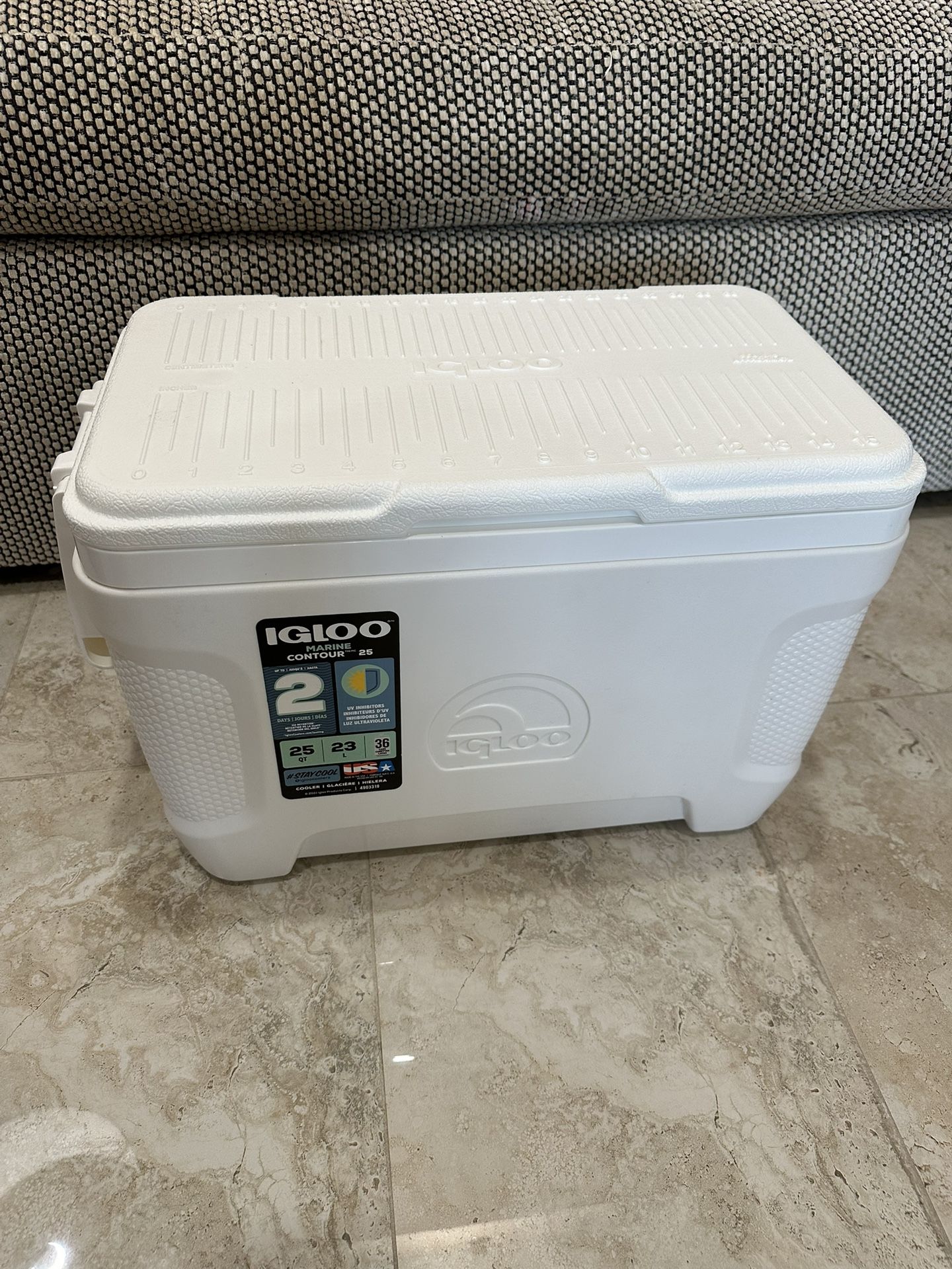 25 QT Igloo Cooler with Handles