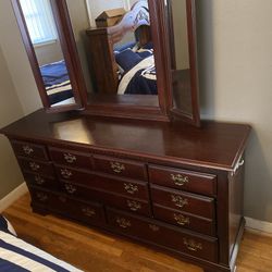 Dresser With Mirror 