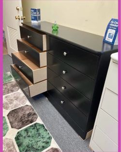 8 drawers dresser/ Eight drawers dresser