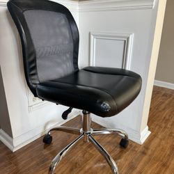 Black Swivel Office Chair – Adjustable