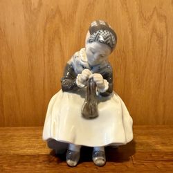 Royal Copenhagen Denmark Vintage Figurine AMAGER GIRL 6”  KNITTING  #1314