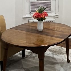 Sturdy Brown table With Leaf