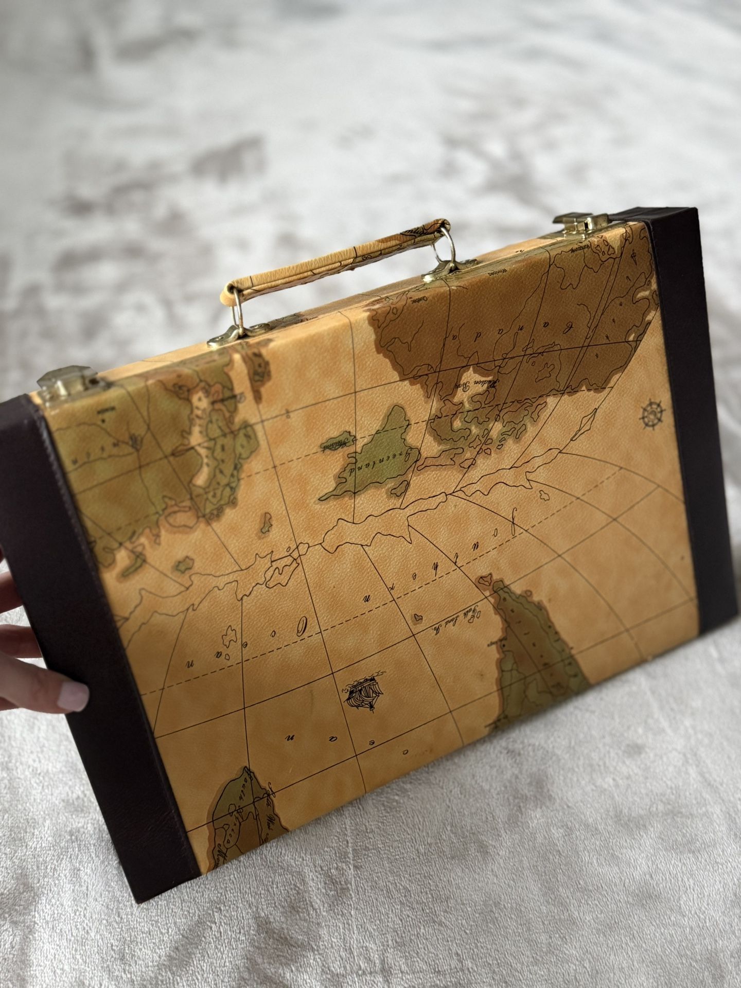 Vintage Backgammon Set – Wooden Case with World Map Design