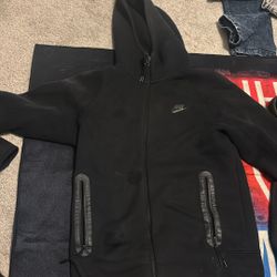 black nike tech fleece 
