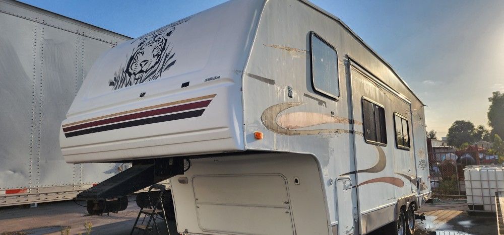 2006 Prowler Regal Fifthwheel Camper Fully Self Contained