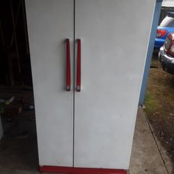 Nice Big Garage/Back Up Refrigerator 
