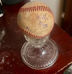 Vintage signed baseball /Willie Mays