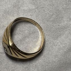 14K Men’s Gold Wedding Band With Diamond Chip 