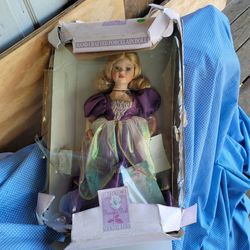 Cinderella Porclein Doll Very Nice But Box Is Tore