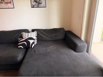 Modern Black Sectional Sofa with Reversible Chaise – Excellent Condition