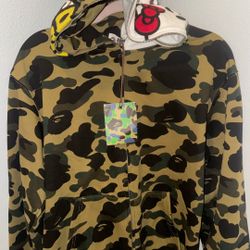 HELLO KITTY X BAPE HOODIE SIZE LARGE FITS LIKE MEDIUM