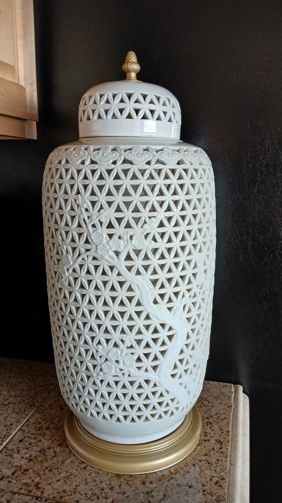 Vtg White Blanc de Chine Reticulated Porcelain Vase/Table Lamp MCM Chinoiserie Ginger 20.5" Tall