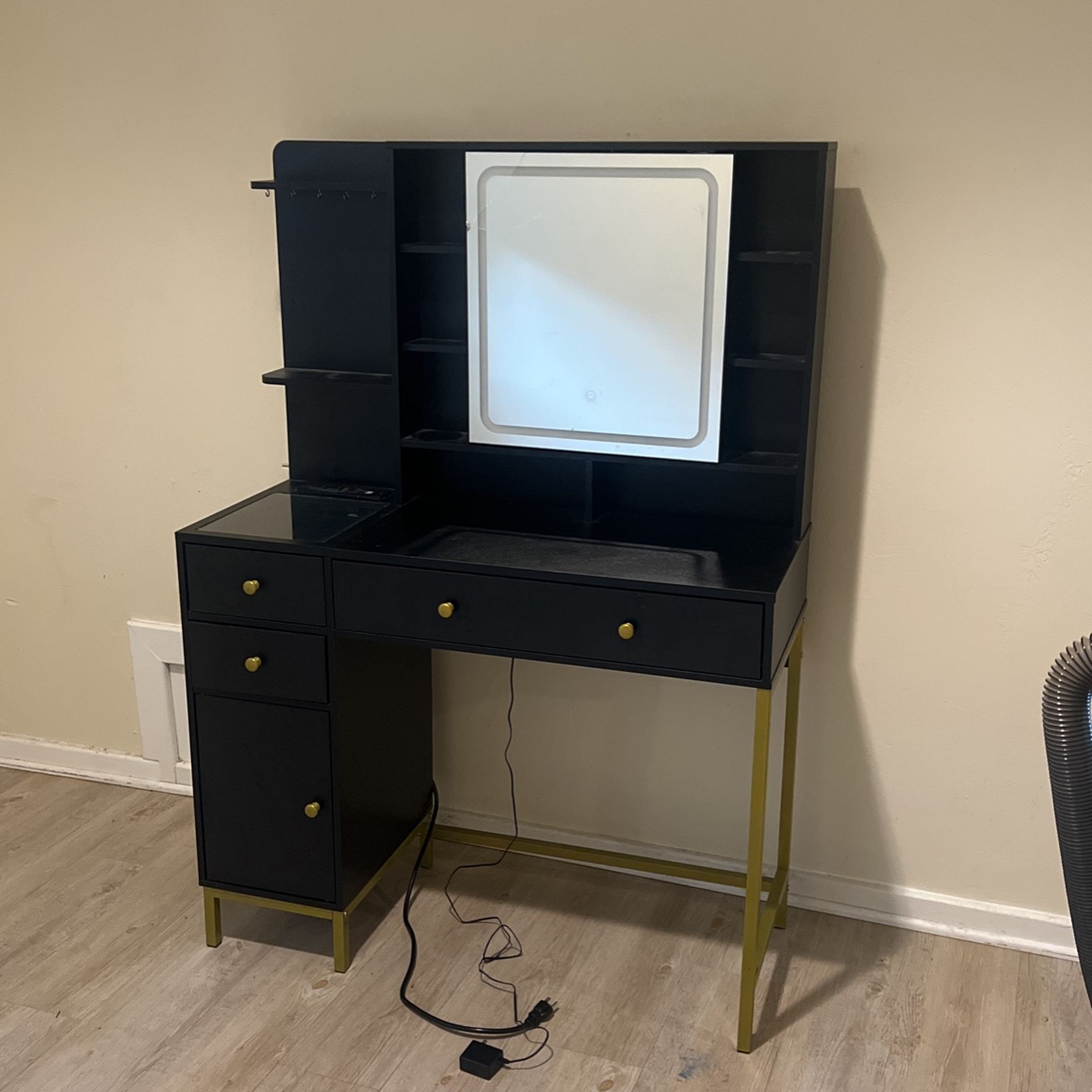 Free Vanity Desk With 3 Light Settings