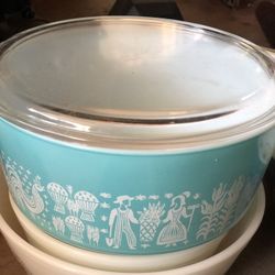 Vintage Pyrex-Amish with lid