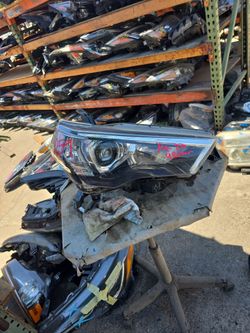 TOYOTA 4 RUNNER HEADLIGHT RIGHT PASSENGER 2015 2016 2017 2018 2019 2020