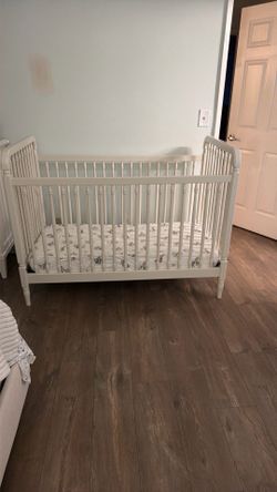 Pottery Barn infant crib w/ Halo breathable matress