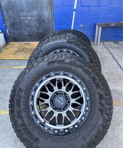 Vendo un set de rines nuevos con llantas Falken 275/70/17 ✅🛞