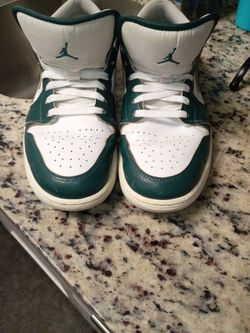 Jordan Men’s Mid Top Basketball Sneakers Colorblock Leather Lace Up White/Green