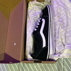 Black/White Woman’s Vans