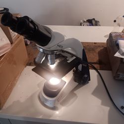 Unico G380 Microscope