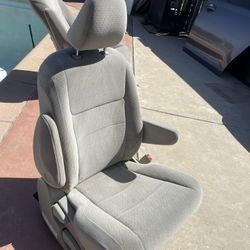 SECOND ROW SEAT RIGHT SIDE FOR 2015-2017 TOYOTA SIENNA LE