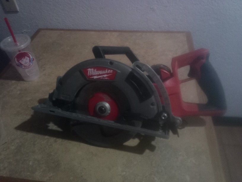Milwaukee Circular Saw 