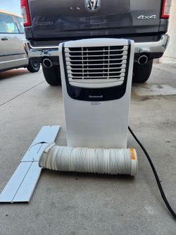 Hardly used portable air conditioner with hose/ window kit/ blows ice cold air fast/ can test before buying/ very clean/ looks like