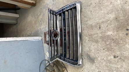 Lexus LX 570 Grille