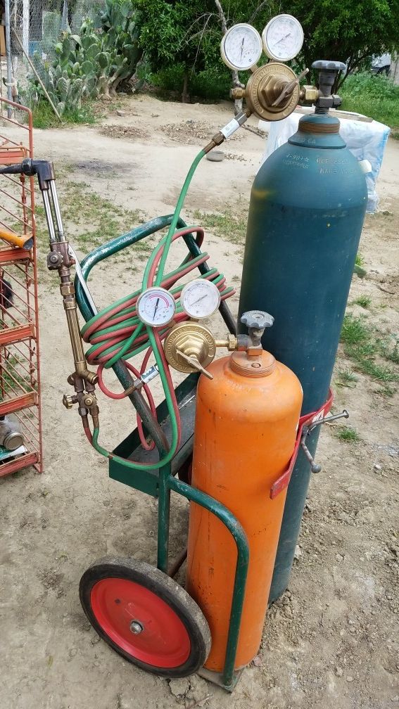 oxigen/acetalene cutting torch set with both bottles and cart