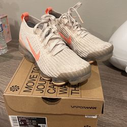 Size 7 W Nike Fly Knit